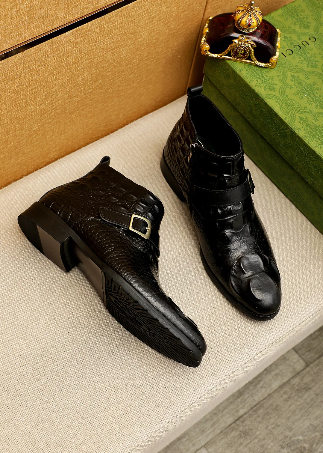 Men's shoes 💰600 💐 Product trademark: GUCCI "Gucci" high-top leather shoes Regular size: 38-44 (37.45.46🉑️Customized) Product materials: Selected imported first-layer calfskin embossed upper + luxury hardware buckle, imported sheep 🐑 leather lining. Strong three-dimensional visual effect, original outsole color: 2 colors available